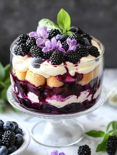 Blackberry Tiramisu, Blackberry Trifle, Blackberry Jello, Blueberry Tiramisu, Blueberry Trifle Recipe, Trifle Ideas, Trifle Cups, Berry Tiramisu, Tiramisu Trifle