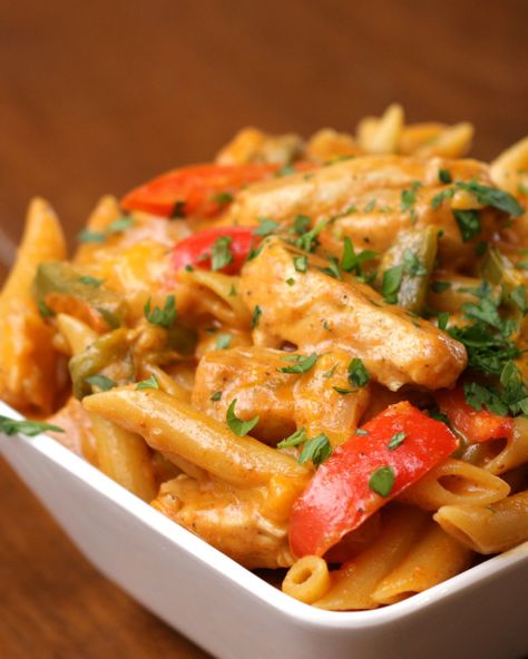 One-Pot Chicken Fajita Pasta Chicken Fajita Pasta Recipe, Fajita Pasta Recipe, Fajita Pasta, Chicken Fajita Pasta, Low Carb Vegetarian Recipes, Chicken Fajita, One Pot Chicken, Weekend Meals, Thigh Recipes