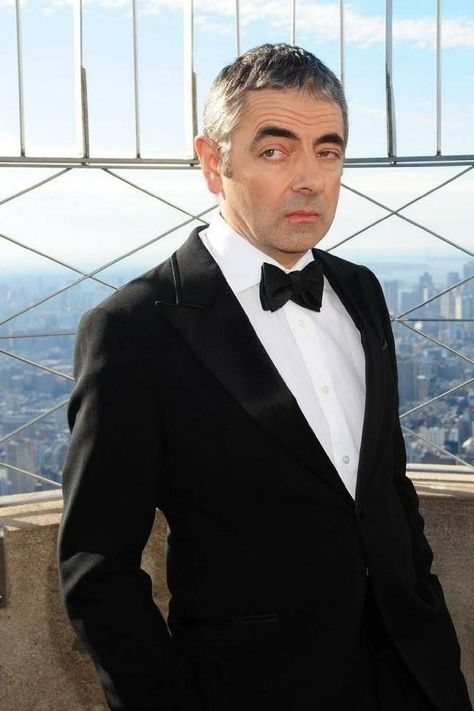 Johnny English, Rowan Atkinson, Unique Iphone Wallpaper, 2018 Movies, Mr Bean, Funny Character, Fashion Suits, Funny Movies, British Actors