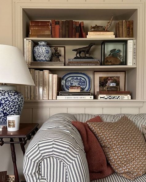 Marthas Vineyard Living Room, Traditional Nancy Meyers Interiors, House With Antiques, Transitional Home Inspiration, Sitting Chairs In Bedroom, Traditional American Home Decor, Traditional Eclectic Home, Kiel James Patrick House, Martha Stewart Home Aesthetic