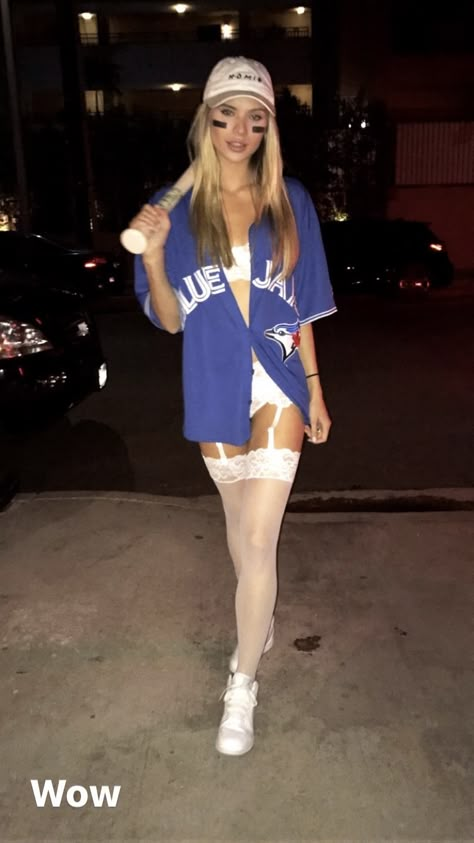 Baseball player Halloween costume Baseball Halloween Costume, Badass Halloween Costumes, Costumes College, Bff Halloween Costumes, Modele Fitness, Hot Halloween Outfits, Halloween Coustumes, Halloween Costumes College Girls, Holloween Costume