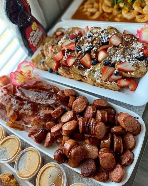 Brunch Gathering Ideas, Fall Brunch Table Decor, Large Brunch Buffet, Breakfast Brunch Party Ideas, Brunch Catering Ideas Food Bars, Wedding Farewell Brunch, Mother’s Day Brunch Ideas At Home, Brunch Food List, Breakfast Buffet Ideas Food Stations