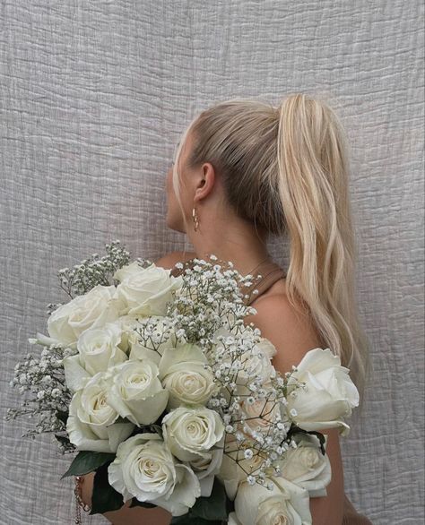 #flowers #whiteroses #photoshoot #flowerphotography #girlwithflowers #poseideas #instagram #instagramideias Photo Shoot With Flowers, Shoot With Flowers, Girl With Roses, Self Portrait Ideas, Instagram Roses, Flower Photoshoot, Love Photo, Portrait Ideas, Love Photos