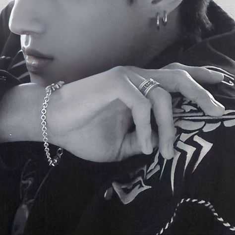 ateez jung wooyoung hand hands icon icon detail details Wooyoung Hands, Wooyoung Details, Ateez Wooyoung Icon, Wooyoung Icon, Wooyoung Ateez, Woo Young, Extended Play, Black And White, Skin