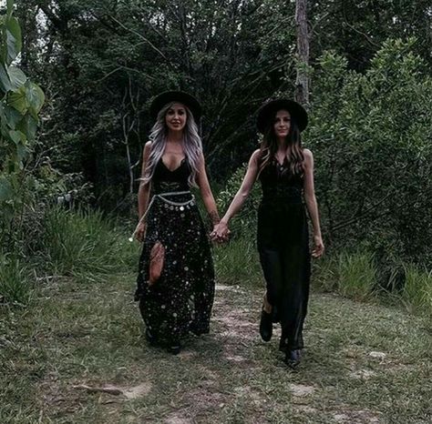 Witchy Outfits, Witch Photos, Witch Coven, Friendship Photoshoot, Halloween Photography, Creation Photo, Shotting Photo, Best Friend Photoshoot, Witch Fashion