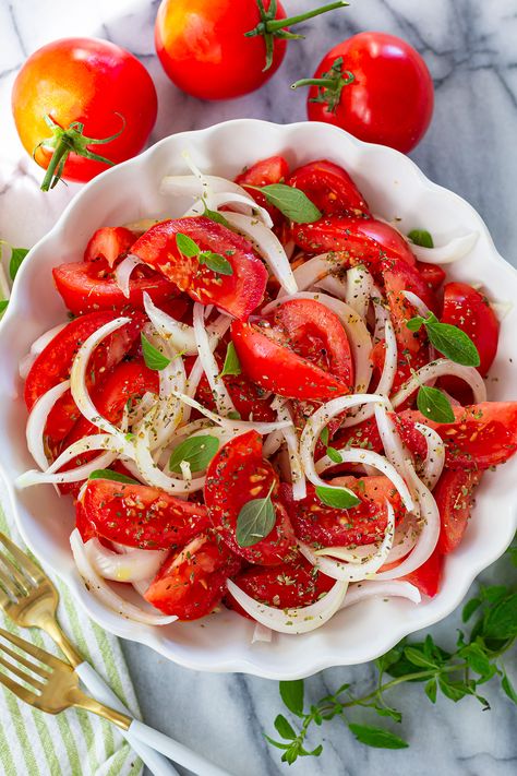 Easy Tomato and Onion Salad Lemon Bread Pudding Recipe, Deli Pasta Salad, Recipes For Guests, Spring Dinner Party, Party Entrees, Lemon Orzo Salad, Tomato And Onion Salad, Dinner Party Appetizers, Delicious Chicken Salad