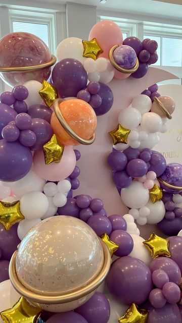 liss combes on Instagram: "Planets and stars theme for emery’s first birthday 🎈 #balloonarch#balloongarland #balloonbouquet#balloons#balloonideas#balloondecor#ballooninstallation#partydecoration#party#partytime#partyprops#partystylist #partyinspiration #nycevents#nycballoons#nyc #nycparty#njevents#njballoons#njparty" Party Balloons Diy, Deco Ballon, Pastel Cupcakes, Planets And Stars, Space Birthday Party, Birthday Party Theme Decorations, Birthday Balloon Decorations, Space Birthday, Space Party