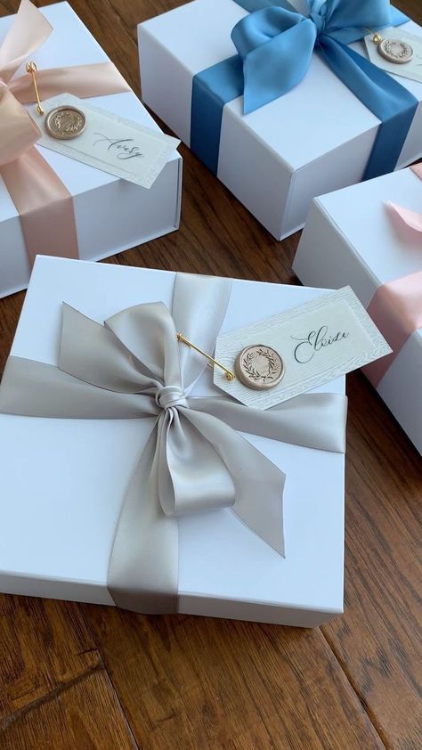 Bridal Party Gift Bag, Proposal Boxes, Handmade Packaging, Gifts Wrapping Diy, Bridesmaid Gift Boxes, Gift Box Design, Creative Gift Wrapping, Proposal Box, Bridesmaid Proposal Box