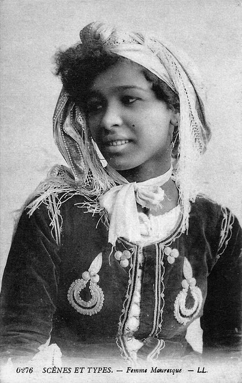 Vintage postcard. Femme Mauresque (Moorish Woman), stamped Tunisia, #Africa #AfricanHistory http://t.co/Bo9SyrDilq History Of Morocco, Africa Tribes, 4 Horsemen, Algerian Culture, Eastern Art, Jewish Art, Traditional Attire, African History, Old Postcards