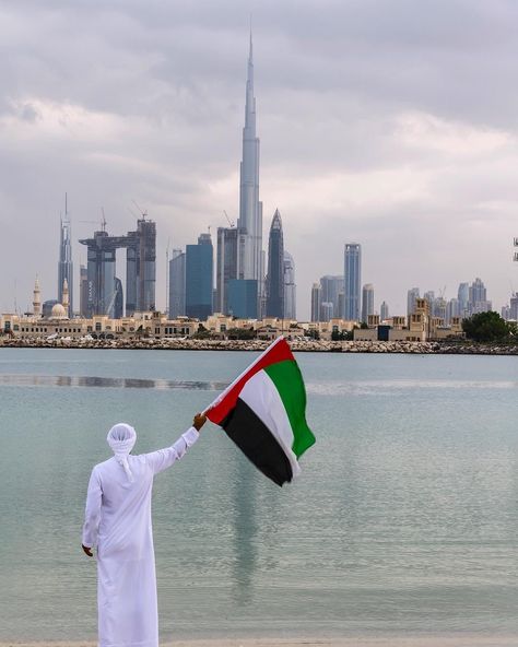 Uae Flag Aesthetic, History Uae, Emirates Flag, Flag Aesthetic, Kuwait National Day, Uae Flag, الإمارات العربية المتحدة, Arab Men Fashion, Uae National Day