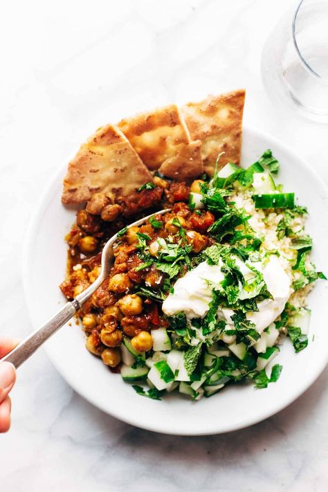 Detox Moroccan Chickpea Glow Bowl: clean eating meets comfort food! vegetarian / vegan. #vegetarian #sugarfree #vegan #healthy #cleaneating #simplerecipe #detox | pinchofyum.com Comfort Food Vegetarian, Glow Bowls, Glow Bowl, Resep Makanan Beku, Sandwich Vegetarian, Moroccan Chickpea, Spiced Chickpeas, Food Vegetarian, Vegan Healthy