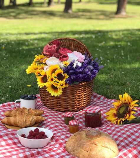 Flowers At Picnic, Picnic Flower Arrangements, Picnic Basket With Flowers, Picnic Basket Flower Arrangement, Picnic Basket Flowers, Sunflower Picnic, Picnic Flowers, Picnic Basket Centerpiece, Picnic Centerpieces