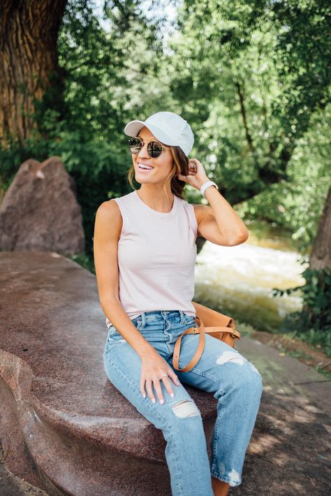 Mom Style Spring 2023, Hot Mom Walk Outfit, Utah Mom Style, Trendy Mom Outfits 2023, Outfits For Mom Pooch, Spring Style 2023 Women, Fit Mom Aesthetic, Mom Pooch Outfit, Casual Mom Style Summer