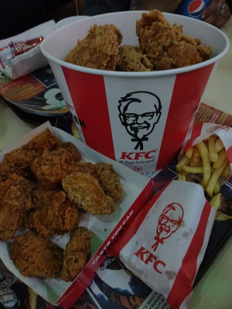 Kfc Food, Kentucky Derby Party Food, Kfc Chicken, Cute Snacks, Food Drink Photography, Healthy Food Motivation, Photography Aesthetic, Aesthetic Travel, Food Places