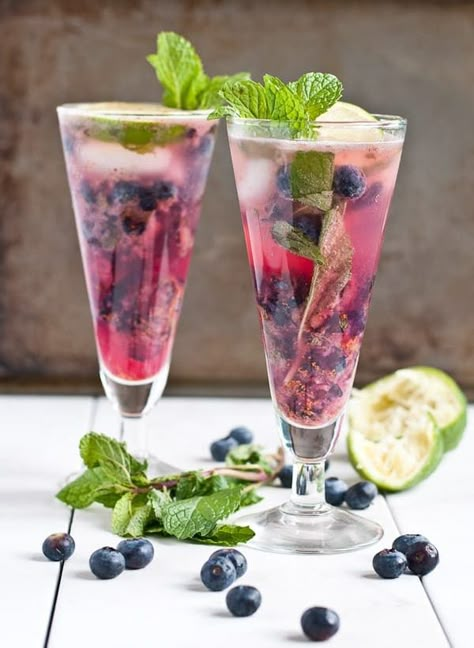 Blueberry Mojito Mocktails | NeighborFood Blueberry Mojito Recipe, Mojito Recipes, Blueberry Simple Syrup, Easy Mocktails, Easy Mixed Drinks, Blueberry Mojito, Mojito Mocktail, Rogan Josh, Non Alcoholic Cocktails