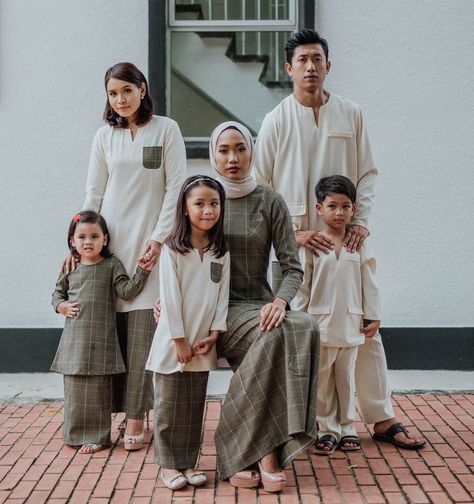 Adorable Kids' Hari Raya Outfits for 2019 - Makchic Hari Raya Outfit Ideas, Eid Family Outfit, Family Fashion Photoshoot, Raya Family Photoshoot, Hari Raya Photoshoot, Raya Photoshoot Ideas, Raya Pose Ideas, Eid Fitri Outfit, Ootd Hari Raya