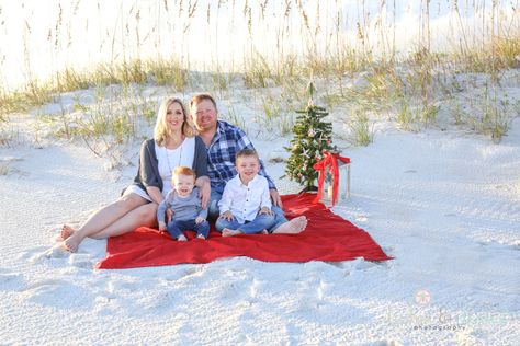 Christmas Pajama Beach Pictures, Holiday Beach Photos Christmas Cards, Christmas Photos On Beach, Christmas Pictures At The Beach, Florida Christmas Pictures, Christmas Card Beach Photo Ideas, Beach Family Christmas Photos, Christmas In July Photoshoot, Christmas On The Beach Photography