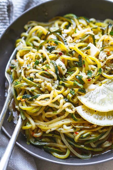 Garlic Butter Zucchini, Butter Zucchini, Zucchini Carbonara, Zucchini Noodle Recipes, Paprika Sauce, Zoodle Recipes, Soup Appetizers, Veggie Noodles, Spiralizer Recipes