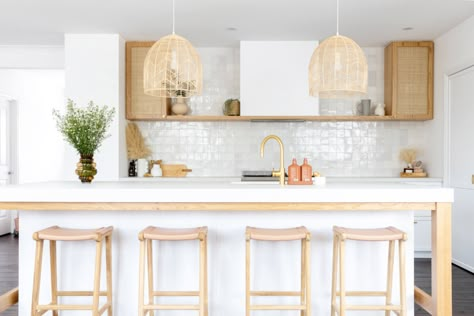 Matte White Kitchen, White Kitchen Interior Design, White Kitchen Interior, Modern Wood Kitchen, Hamptons Kitchen, Kitchen Splashback Tiles, Scandi Kitchen, Decoration Beton, White Kitchen Tiles