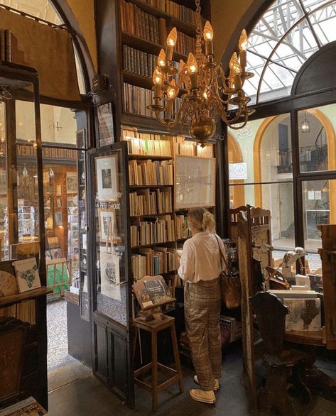 Cozy Bookstore Cafe Aesthetic, Bookstore Cafe Aesthetic Vintage, Vintage Book Cafe Aesthetic, Old Bookstore Aesthetic Vintage, Autumn Bookshop Aesthetic, Bookshop Café, Hannah Grace, Studera Motivation, Library Cafe