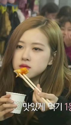 Rosé Eat, Black Hair Video, Rose Recipes, Blackpink Square Up, Rose Video, Dara Kpop, Jen Videos, Eating Fancam, Kpop Girl Bands