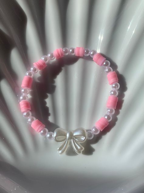 Aesthetic Bracelet Clay Beads, Bracelet Cute Aesthetic, Baddie Bracelet Ideas, Pink Diy Bracelet, Pretty Bracelets Aesthetic, Bracelets Handmade Beaded Diy Jewelry, Aesthetic Bracelets Ideas, Bracelets With Small Beads, Braclets Ideas Beaded Aesthetic