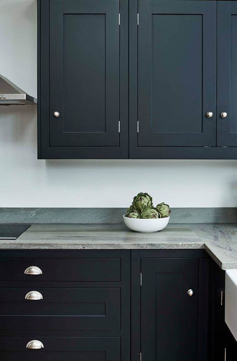 Dark Shaker Kitchen With Oak Island | Harvey Jones Modern White Shaker Kitchen, Dark Shaker Kitchen, Kitchen Marble Top, Green Shaker Kitchen, Dark Kitchens, Blue Shaker Kitchen, Grey Shaker Kitchen, Shaker Kitchen Design, Sutton House