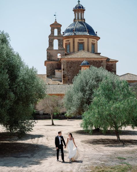 Cartuja de Ara Christi is absolutely inspiring! We will be back, Valencia 🇪🇸 HOSTS & DESIGN: @artofluxury.co PLANNING: @martmariweddings @chanceycharm MODELS: @sabandsergio FASHION: @joanna_southwell FLOWERS: @atelierdelaflor CAKE:@atlantistheroyal @littlevenicecakedubai @mitchturnerlvcc TRANSPORT: Transvia VENUE: @cartujadearachristi RENTALS: @gourmetcateringyeventos STATIONARY: nkdesign.house HAIR AND MAKE UP: @bridalbybarbaraayisi DRESS: @newhite_bridal at @gingerandpoppybridal CAPE: @ann... Newhite Bridal, Quiet Luxury Wedding, Ideas Casamiento, Valencia Wedding, Spain Wedding, Setting The Table, Wedding Reception Decor, Cape Ann, Wedding Luxury