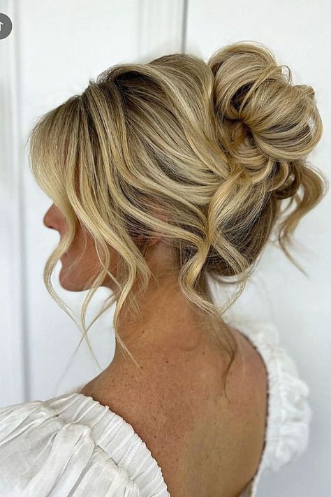 A wedding hair look feels dreamy for your special day. I’m passionate about this for bridal sessions. Save this to your bridal board. Races Hair, Debs Hairstyles, Cute Updos For Medium Hair, Moh Hair, Cute Updos, Prom Hair Up, Fancy Ponytail, Ibiza Hair, Bridesmaid Hair Inspo