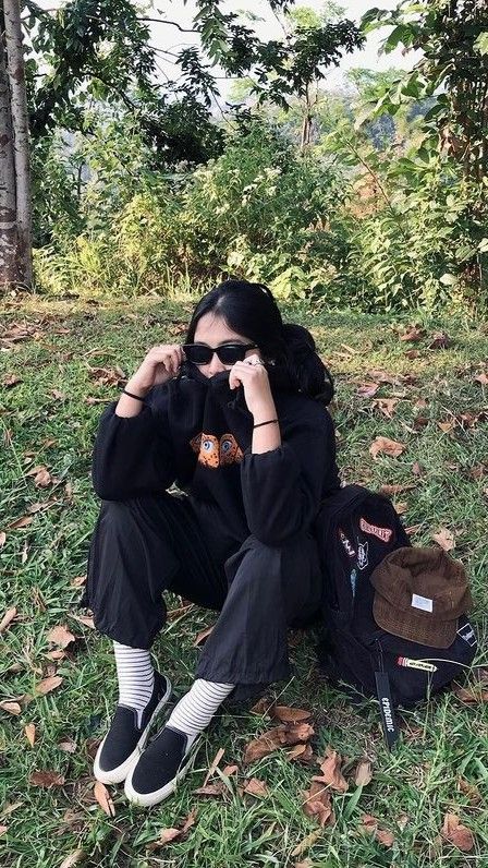 Angle Foto, Boyish Girl, Dancing In The Kitchen, Donny Pangilinan, Hiking Outfit Women, Muslim Outfits, Fashion Photography Poses, Outfit Hijab, Girl Swag