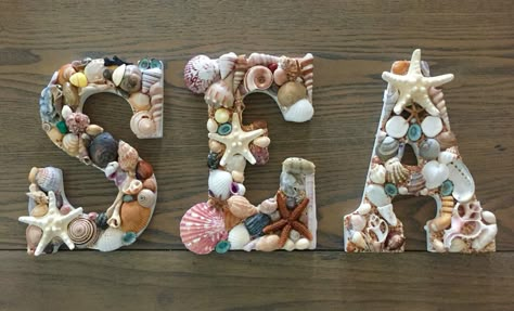 Seashell Letter, Ocean Diy, Seashell Art Diy, Beach Themed Crafts, Beach House Wall Decor, Seashell Projects, Art Coquillage, Shells Diy, Nautical Crafts