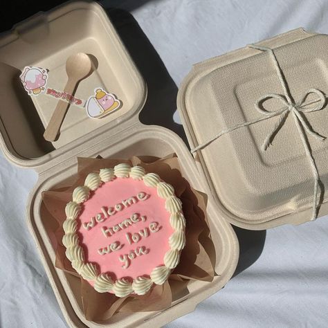 Hannah’s Cakess on Instagram: “welcome home 🤍 • • • #lunchboxcake #bentocake #koreancake #minimalistcake” Home Sweet Home Cake, Welcome Back Home Cake, Box Birthday Cake, Welcome Back Cake Ideas, Lunch Cake, Welcome Cake Ideas, Welcome Home Cake Ideas, Welcome Cake, Welcome Back Cake