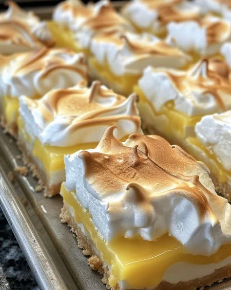 This recipe is absolutely fantastic! We love serving them at parties! Lemon Meringue Pie Bars, Lemon Meringue Bars, Meringue Bars, Most Popular Cookies, Lemon Pie Bars, Biscuits Graham, Pie Bar Recipes, Bar Desserts, Popular Cookies