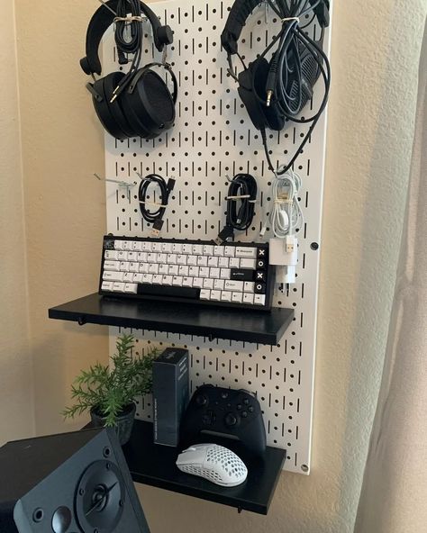 Ikea Pegboard Gaming Setup, Pegboard Computer Desk, Gaming Desk Pegboard, Pegboard Desk Aesthetic, Aesthetic Desk Pegboard, Pegboard Organization, Cozy Desk, Desk Inspo, Gaming Desk