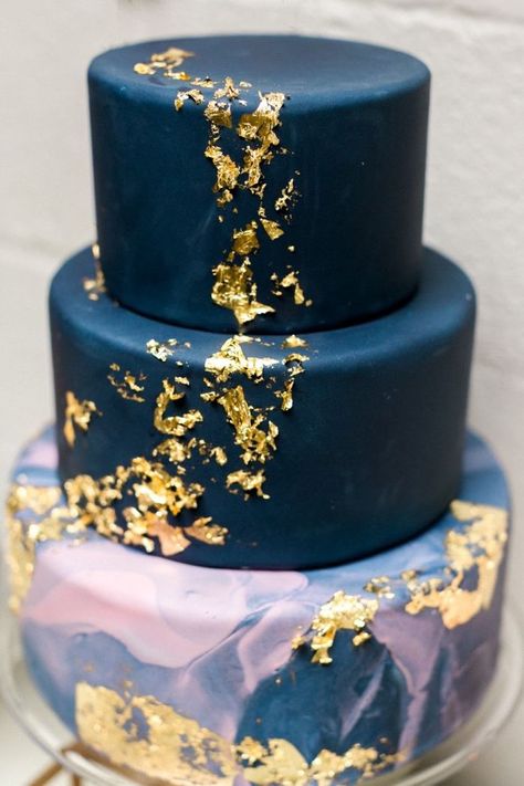 Torten verzieren gelingt ganz einfach mit unseren zahlreichen Schritt für Schritt Anleitungen und IdeenLassen Sie sich inspirieren Marshmallow Fondant, Rolling Fondant, Gold Cake, Cake Online, Gold Wedding Cake, Fondant Icing, Cake Images, Cakes For Boys, Cake Tutorial