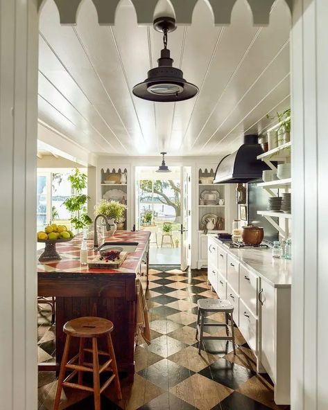 Old Farmhouse Kitchen Ideas, Country Living Kitchen, Small Kitchen Lighting Ideas, Small Kitchen Lighting, Old Farmhouse Kitchen, Board Ceiling, Farmhouse Kitchen Ideas, Island Countertops, Living Kitchen