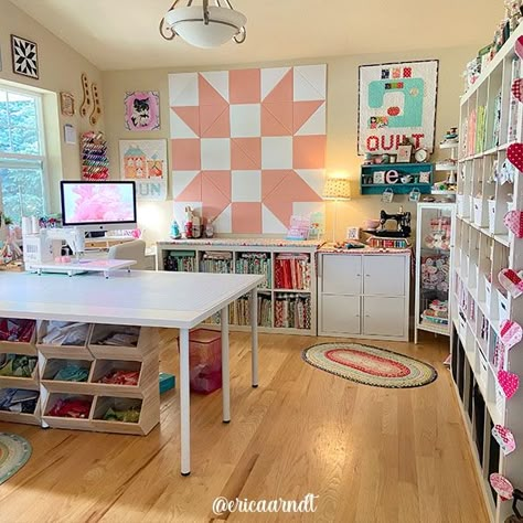 Organization Sewing Room, Sewing Room Ideas Aesthetic, Sewing School Studio, Sewing Studio Ideas Inspiration, Professional Sewing Studio, Cozy Sewing Room, Sewing Room Inspiration Small Spaces, Dream Sewing Room, Sewing Room Layout Ideas