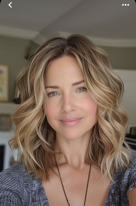 Rambut Brunette, Brown Hair With Blonde Highlights, Hair Affair, Haircuts For Medium Hair, Hair Color And Cut, Medium Length Hair Cuts, Hair Today, Great Hair, Blonde Hair Color