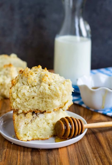 Cat Head Biscuits Cat Head Biscuits, Southern Biscuits Recipe, Spicy Southern Kitchen, Cheesy Biscuit, Southern Biscuits, Fluffy Biscuits, Flaky Biscuits, Breaking Bread, Breakfast Goodies