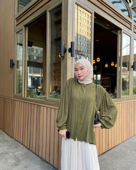 Army Green Outfit Hijab, Army Green Outfit, Army Green Blouse, Brunette Hair With Highlights, Hijab Ootd, Fashion Hijab, Muslimah Fashion Outfits, Hijabi Outfits, Simple Outfit