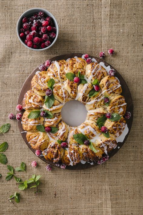 Cinnamon Roll Wreath, Chocolate Pudding Cookies, Roll Wreath, Creative Breakfast, Sugared Cranberries, Classic Breakfast, Holiday Brunch, Easy Sugar Cookies, Holiday Breakfast