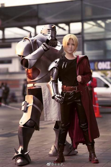 Cosplay_Alphonse Elric and Edward from full metal alchemist Edward And Alphonse Elric, Edward And Alphonse, Edward Elric Cosplay, Fullmetal Alchemist Cosplay, Comic Costume, Fullmetal Alchemist Edward, Full Metal Alchemist, Alphonse Elric, Costume Anime