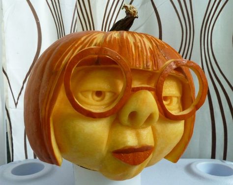 This Edna Mode pumpkin by Sparks Fly Design is not cool with capes. Edna Mode Pumpkin, Edna Pumpkin Carving, Sculpted Pumpkin Faces, Pumpkin Carving Pretty, Simple Pumpkin Carving Ideas, Pumkin Carving Ideas, Cool Pumpkin Carving Ideas, Cute Pumpkin Carving Ideas, Funny Pumpkin Carvings