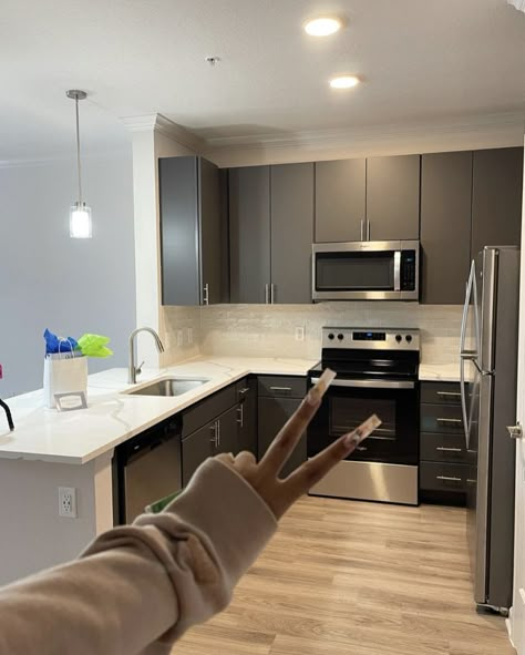 Apartment Keys Goals, Getting An Apartment Aesthetic, Apartment With Keys In Hand, New House Black Woman, New Home Black Woman, Apartment Keys Black Woman, Brand New Apartment, New Apartment Aesthetic Couple, Apartment Hunting Aesthetic