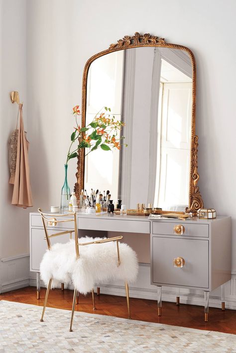 For the Beauty Room: 10 of our Favorite Modern Makeup Vanity Tables — Annual Guide 2016 Vanity Ideas Bedroom, Luxurious Vanity, Mirror Area, Primrose Mirror, Modern Makeup Vanity, Vanity Ideas, Anthropologie Uk, Vanity Room, Bedroom Vanity