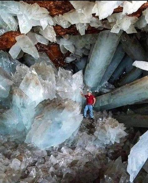 The Crystal Cave (Cueva do los Cristales or Giant Crystal Cave) in Mexico near Naica (Chihuahua State) is a cave known for the presence of enormous selenite crystals. Giant Crystal, Geology Rocks, Crystal Cave, Ice Crystals, Pretty Rocks, Cool Rocks, Beautiful Rocks, Minerals And Gemstones, Rocks And Gems