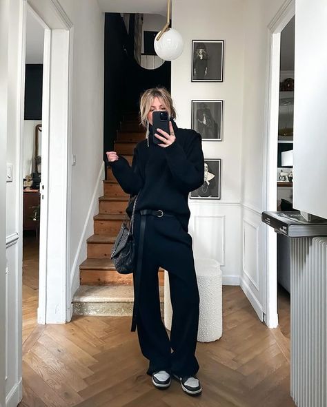 All Posts • Instagram Oversized Black Sweater Outfit, Black Knit Sweater Outfit, Boho Idea, All Black Ootd, Rock Chic Outfits, Oversize Outfit, Sunday Outfit, Ny Outfits, Black Outfits