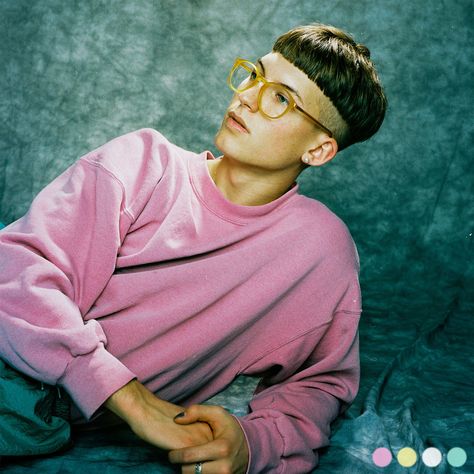 Gus Dapperton Gus Dapperton, Vinyl Store, Bowl Cut, Poses References, Haircuts For Men, Music Artists, Hair Inspo, Album Covers, Mens Hairstyles