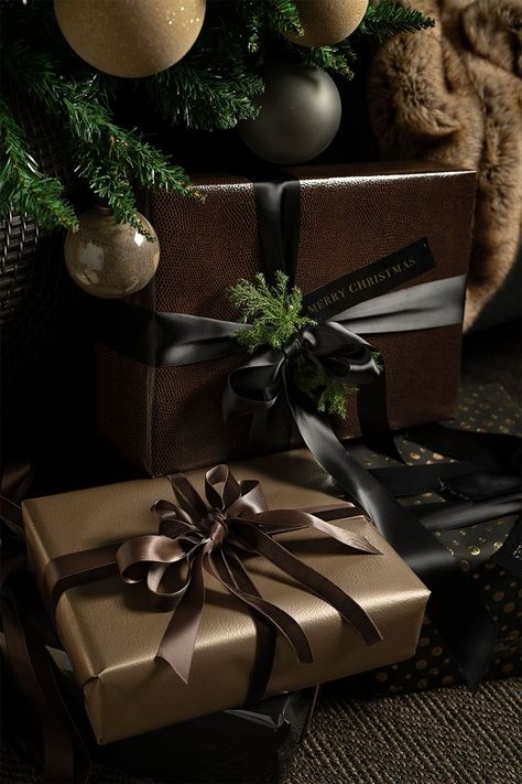 Christmas Present Wrap, Gift Guide 2022, Gift Guide Christmas, Black Christmas Decorations, Gift Wrapping Christmas, Wrapping Inspiration, Small Dining Room, Elegant Gift Wrapping, Christmas Gift Packaging