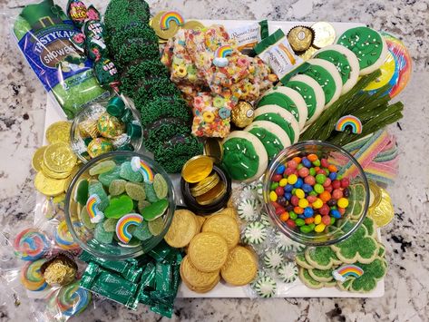 St. Patrick's Day candy and sweet charcuterie Board Green, gold and Rainbow Green Food Party, Sweet Charcuterie Board, Sweet Charcuterie, Food Board Ideas, Lucky One Birthday, Charcuterie Food, Sweet Board, Party Sweets, Green Food